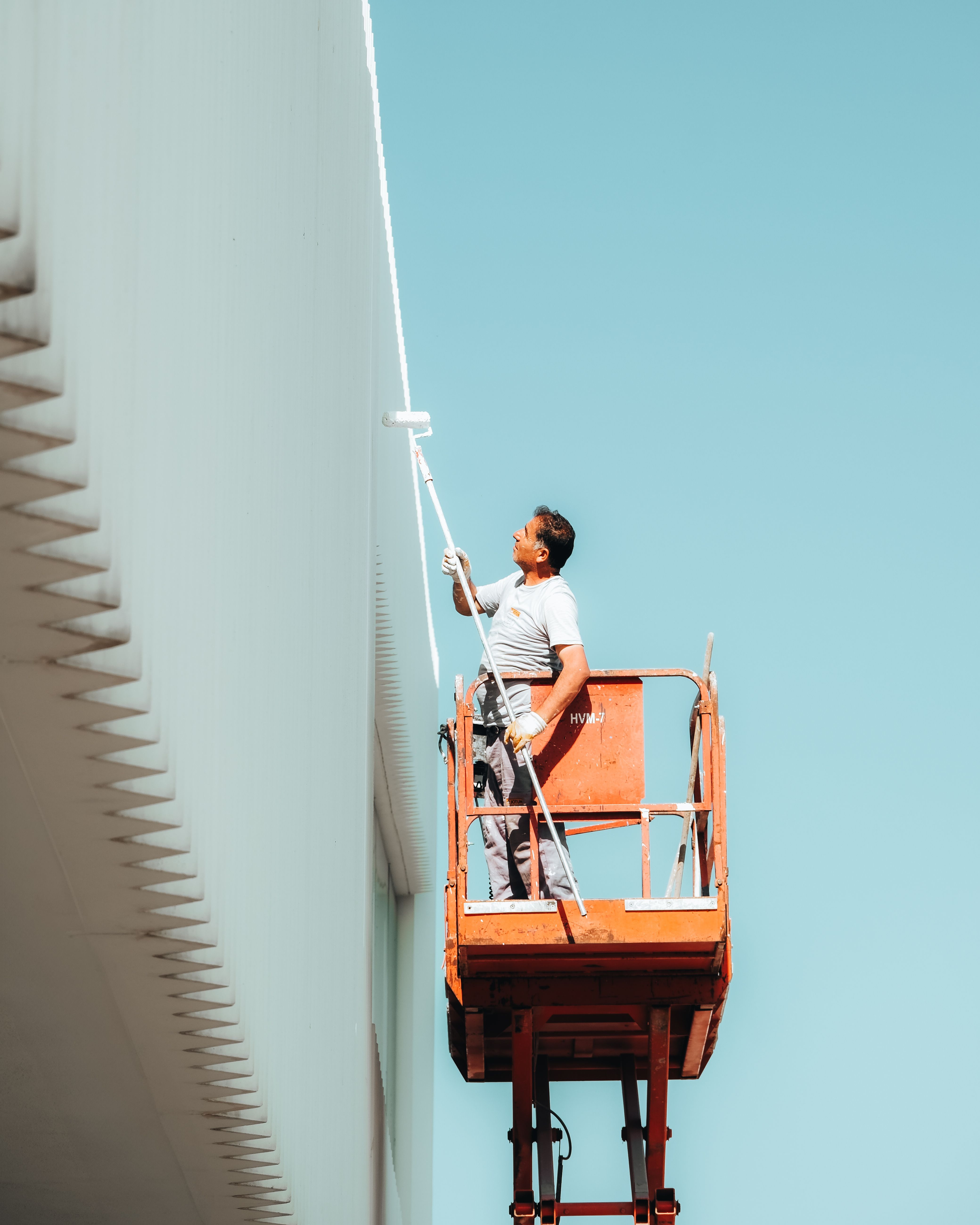 Medewerker in hoogwerker korf